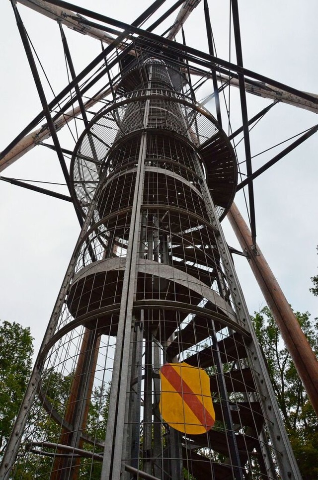 Der Eichbergturm  bleibt weiter geschl...den an den Sttzen aus Holz besttigt.  | Foto: Gerhard Walser