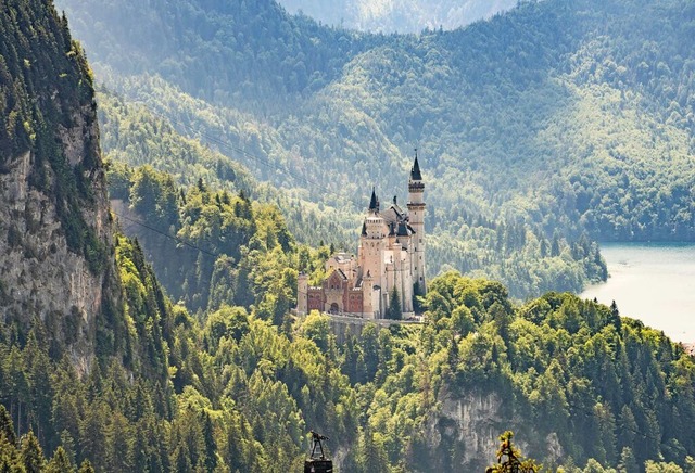 Die bayerische Schlsser- und Seenverw...bekannten Mrchenschloss in Schwangau.  | Foto: Frank Rumpenhorst (dpa)