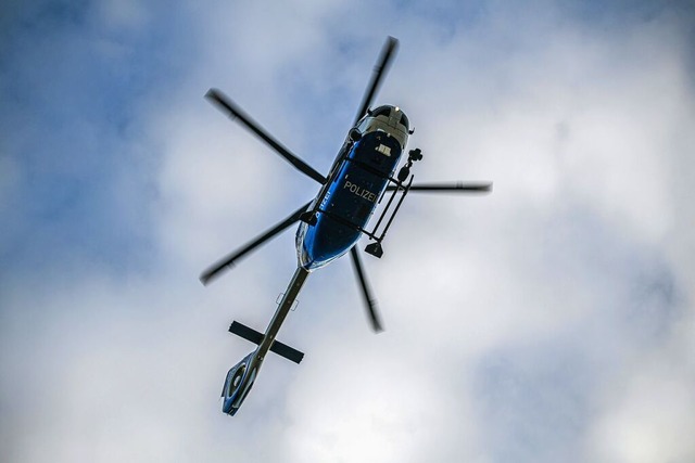 Auch ein Hubschrauber ist bei der Suche nach dem Unbekannten im Einsatz.  | Foto: Jason Tschepljakow (dpa)