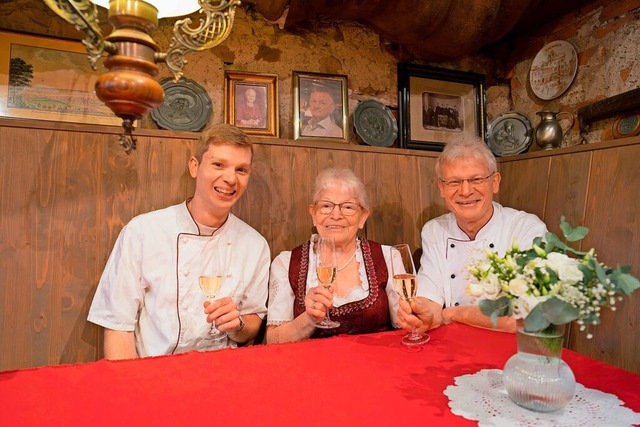 Drei Wirtsgenerationen an einem Tisch ...Im Hintergrund die Portrts der Ahnen.  | Foto: Familie Grether