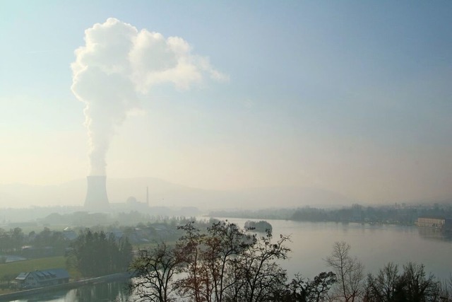 Das Atomkraftwerk Leibstadt liegt gege...r eine Aufnahme von Anfang des Jahres.  | Foto: Vlk, Melanie