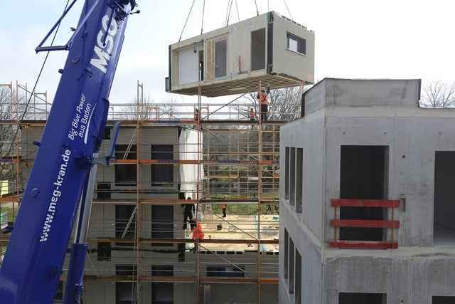 Im zweiten Anlauf klappt die Anlieferung der Raummodule in Freiburg