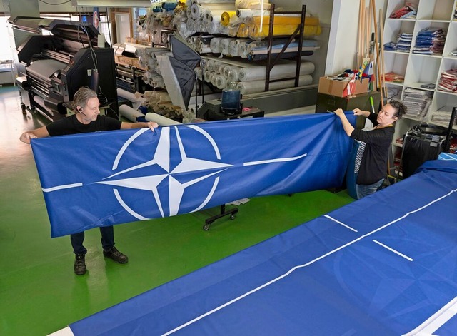 Eine frisch gedruckte Nato-Flagge fr Schweden  | Foto: Anders Wiklund (dpa)