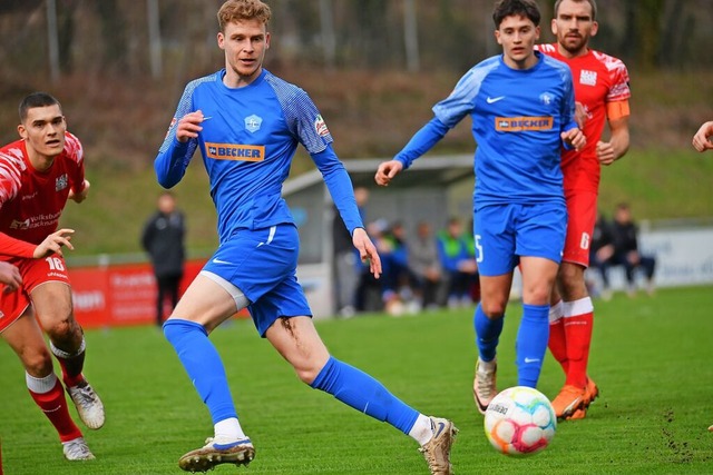 Fhlt sich wohl im Denzlinger Trikot: Simon Leopold (Zweiter von links)  | Foto: Achim Keller