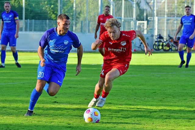 Nico Gpfert vom SV Waltershofen (link...C Reute atmen wieder Bezirksliga-Luft.  | Foto: Daniel Thoma