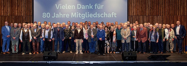 Die Volksbank Lahr hat langjhrige Mit...r fr 40, 50, 60 und 80 Jahre geehrt.   | Foto: Volksbank Lahr