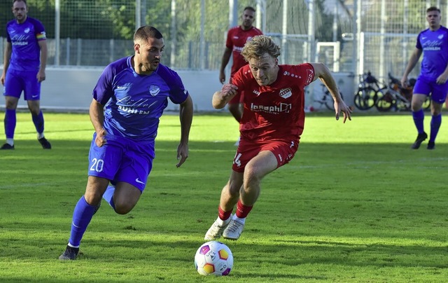 Nico Gpfert vom SV Waltershofen (link...C Reute atmen wieder Bezirksliga-Luft.  | Foto: Daniel Thoma