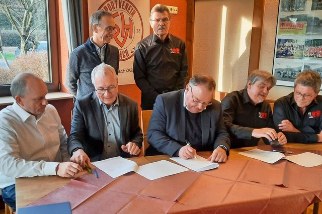 Teningens Brgermeister Heinz-Rudolf H...r (Mitte) bei einem Termin in Heimbach  | Foto: Enya Steinbrecher