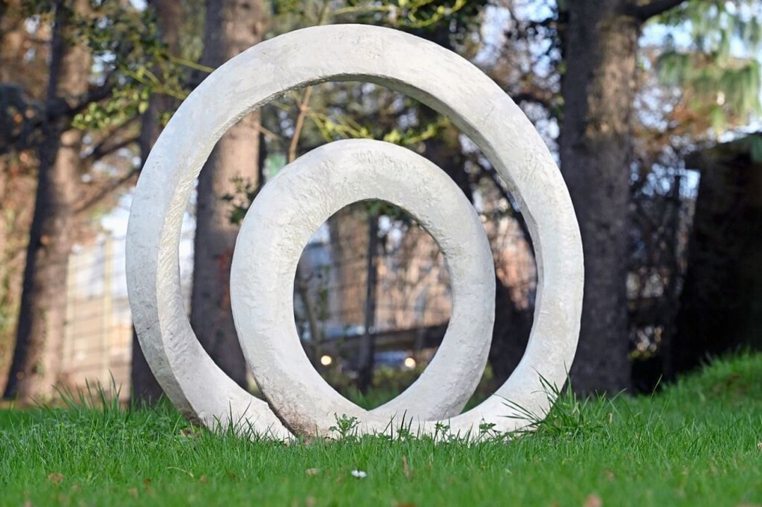 Skulptur &#8222;Two loops&#8220; auf der Liegewiese  | Foto: Thomas Kunz