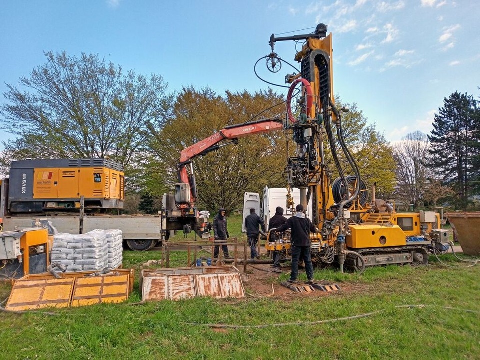 Mit schweren Maschinen machten Geologe...r Erdwrme  im  Denzlinger Stadtpark.  | Foto: Joachim Mller-Bremberger