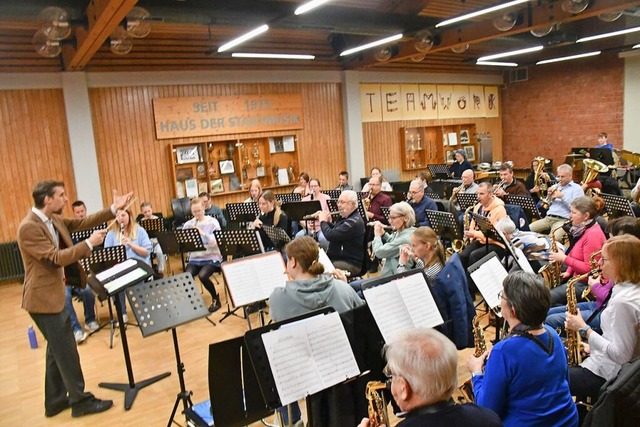 Phillip Boyle dirigiert eine gemeinsame Probe von Aktiv- und Jugendorchester.  | Foto: Barbara Ruda