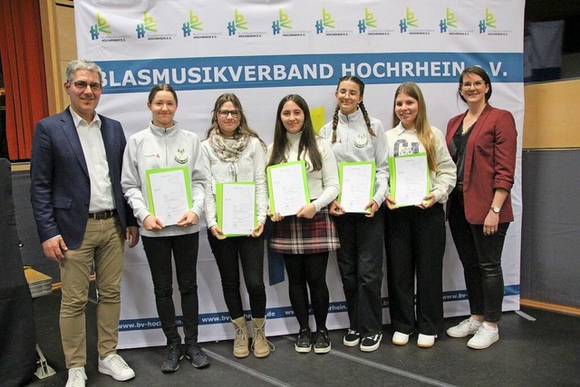 Ralf Eckert (links) und  Marina Reichm...erfingen) und Ronja Neubert (Tiengen).  | Foto: wax_wu_blasmusik_ehrung_2.jpg