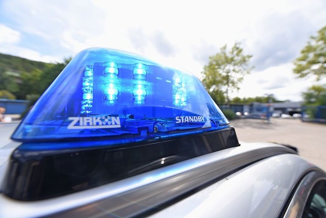 Nach Angaben der Polizei brannte das Auto komplett aus.  | Foto: Jonas Hirt