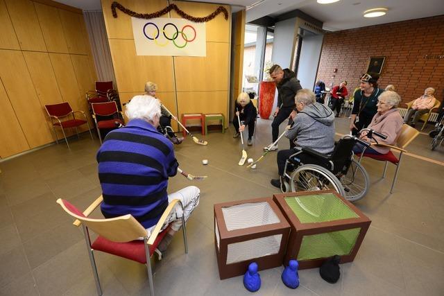 Bei der Winterolympiade in einem Freiburger Pflegeheim werden Senioren zu Athleten