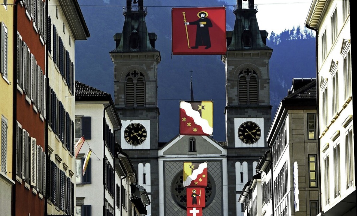 Die Kirchtrme der Stadtkirche in Glar... des Kantons: Sie zeigt den Fridolin.   | Foto: Karl Braun