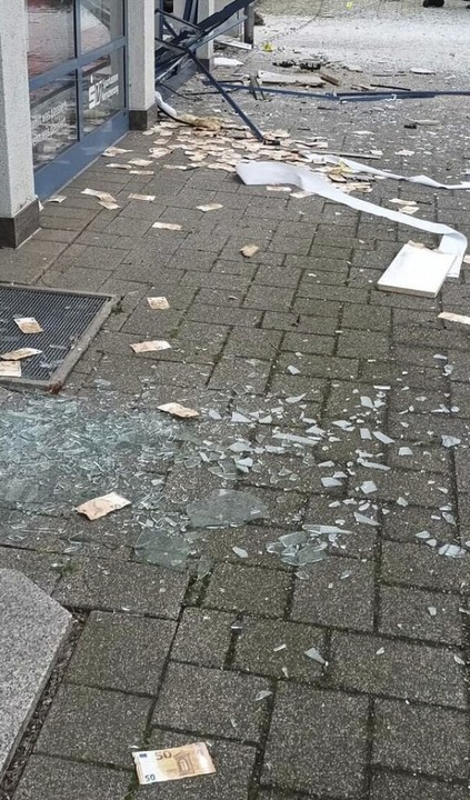 50-Euro-Scheine liegen nach der Spreng...r zerstrten Filiale in Bad Krozingen.  | Foto: Alex K.