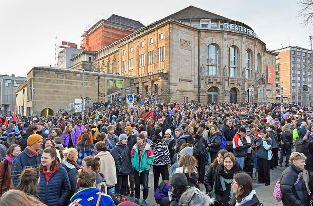 Warten auf die Kundgebung am Platz der Alten Synagoge  | Foto: Michael Bamberger