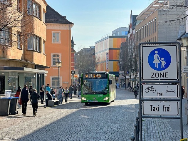 Blick in die Offenburger Fugngerzone...ucher, ist kein einfaches Unterfangen.  | Foto: Helmut Seller