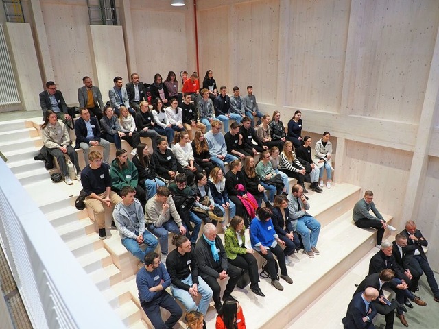 Gut 60 Zuhrer und Zuhrerinnen kamen ...im neuen Hrsaal auf dem Vitra-Campus.  | Foto: Herbert Frey