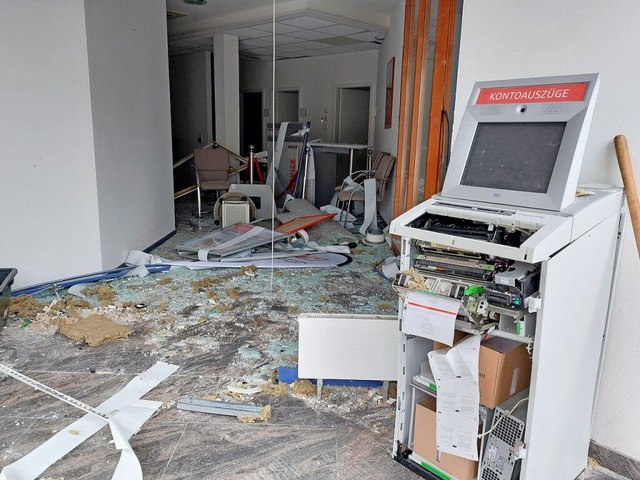 Der zerstrte Geldautomat in der Spark...nfrben &#8211; und so wertlos machen.  | Foto: Max Schuler