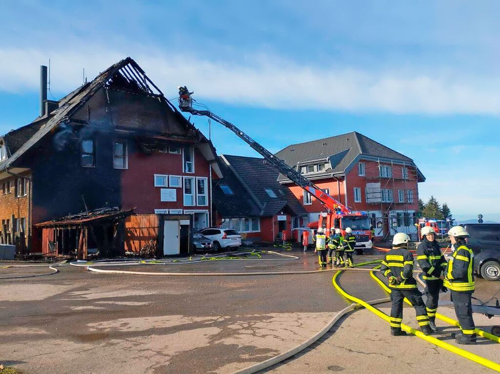 Am Samstagmorgen rckten Feuerwehr, DRK und Polizei zu einem Brand am Gasthaus am St. Mrgener Thurner aus.