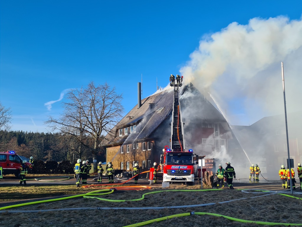 Am Samstagmorgen rckten Feuerwehr, DRK und Polizei zu einem Brand am Gasthaus am St. Mrgener Thurner aus.