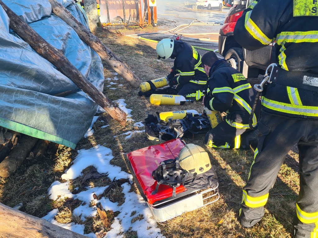 Am Samstagmorgen rckten Feuerwehr, DRK und Polizei zu einem Brand am Gasthaus am St. Mrgener Thurner aus.