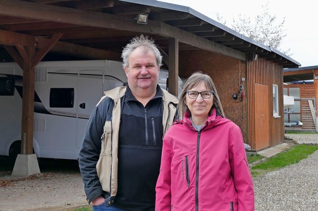 Sönke und Karin Lingner  vor dem neuen Holzmast mit Nest  | Foto: Maite Greul