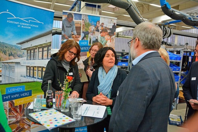 Ein Gast des Unternehmertreffs informi...jekt &#8222;Schule neu gedacht&#8220;.  | Foto: Sebastian Barthmes