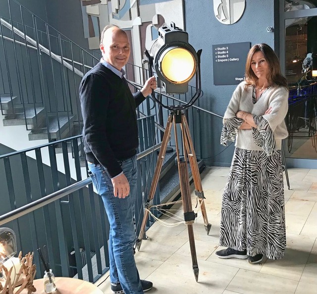 Sebastian Weiland und Nina Gwyn in ihren Film-Studios in Kirchzarten  | Foto: Michael Drfler