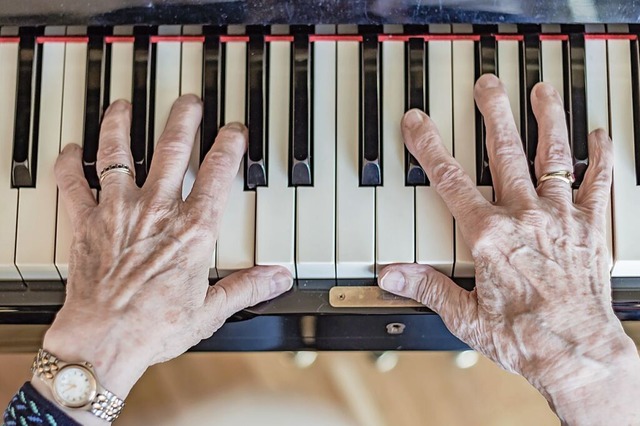 Musikmachen ist ein idealer Ausgleich ... und Problemen. Egal in welchem Alter.  | Foto: Sir_Oliver (stock.adobe.com)