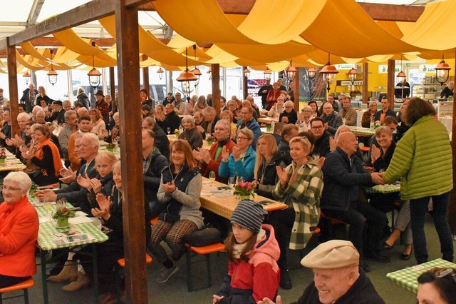Zahlreiche Besucher kamen am Samstag  ...e-Erffnung im Bauernmarkt in Halle 3.  | Foto: Thomas Loisl Mink