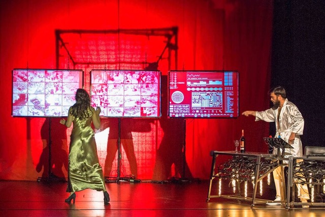 In einer multimedialen Welt spielt die...r Oper &#8222;Tosca&#8220; im Burghof.  | Foto: Claudius Schutte