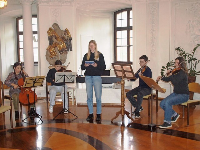 Kollegsschler proben Pergolesis &#822...Mrz, hier mit Sngerin Maria Nieing.  | Foto: Karin Stckl-Steinebrunner