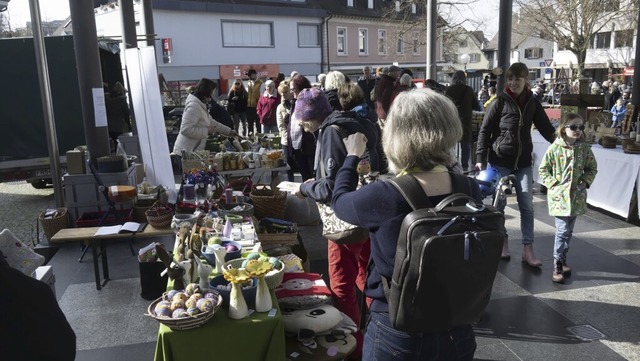 Zahlreiche Besucher haben sich den ersten Lindenmarkt in Heitersheim angeschaut.  | Foto: Volker Mnch