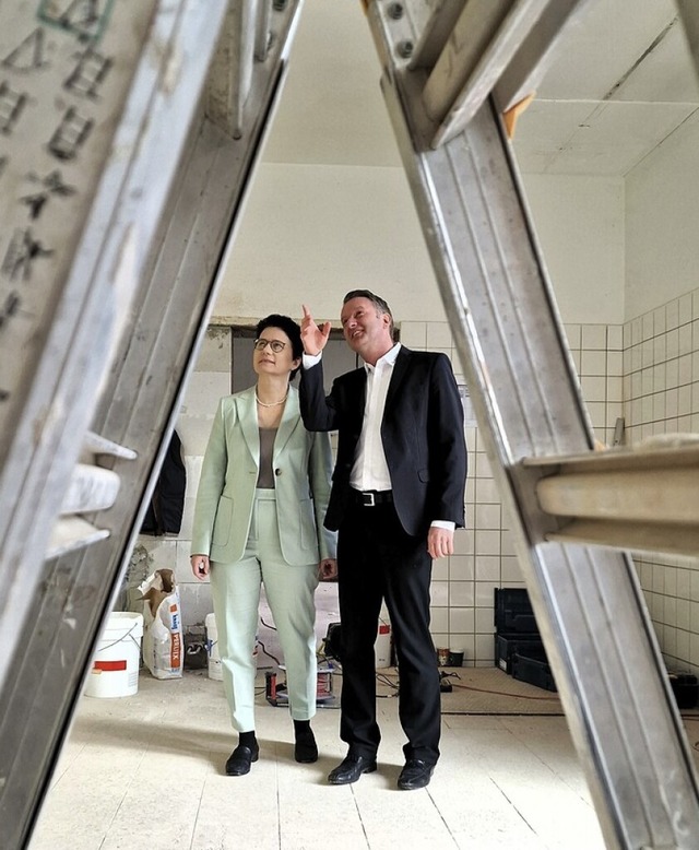 Marion Gentges mit Pascal Weber auf der Bckereibaustelle  | Foto: Bro Gentges