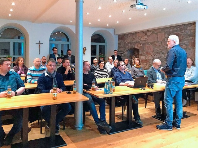 LVTN-Vorsitzender Martin Hummel (rechts) stellt die knftigen Projekte vor.  | Foto: Carmen Bauer