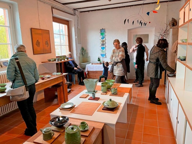 Die Ausstellung am Samstag im Atelier ... Keramikerin noch einmal neu bestckt.  | Foto: Katrin Fehr