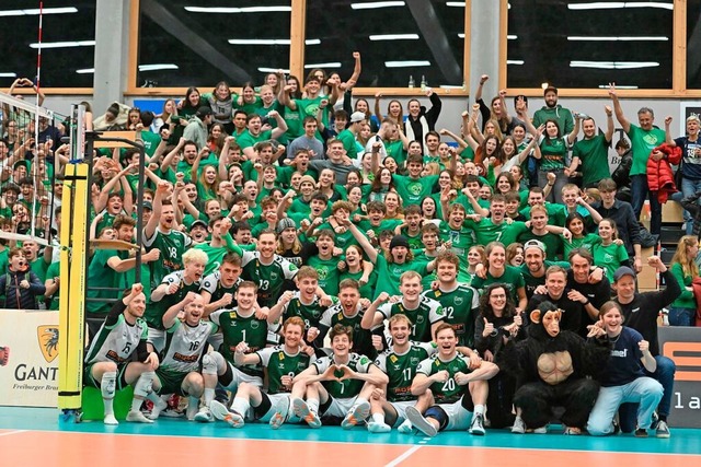 Die FT-Volleyballer feiern das Saisonfinale mit ihrem treuen Fanblock.   | Foto: Stephan Eckenfels