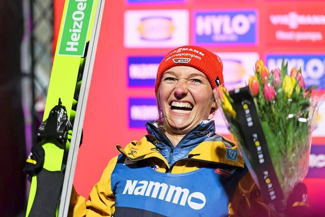 Freut sich hier ber Platz zwei: Skispringerin Katharina Schmid  | Foto: Geir Olsen (dpa)