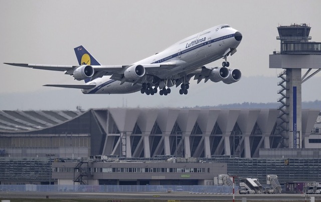 Eine Boeing 747 der Lufthansa startet ...ch wollen die Flugbegleiter streiken.   | Foto: Boris Roessler (dpa)