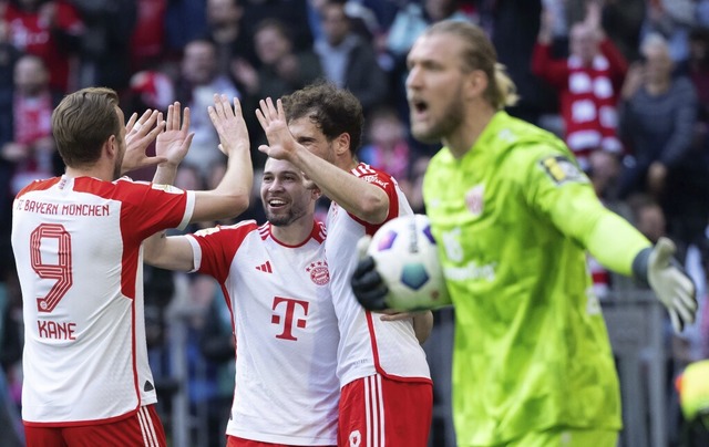 Whrend die Bayern-Spieler Harry Kane,...Zentner ber den Gegentreffer zum 0:2.  | Foto: Sven Hoppe (dpa)