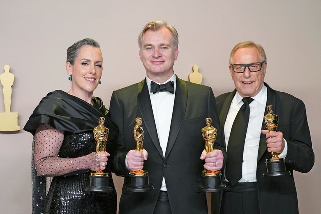Emma Thomas, Christopher Nolan (M) und...r&quot; bei der Oscar-Verleihung 2024.  | Foto: Jordan Strauss (dpa)