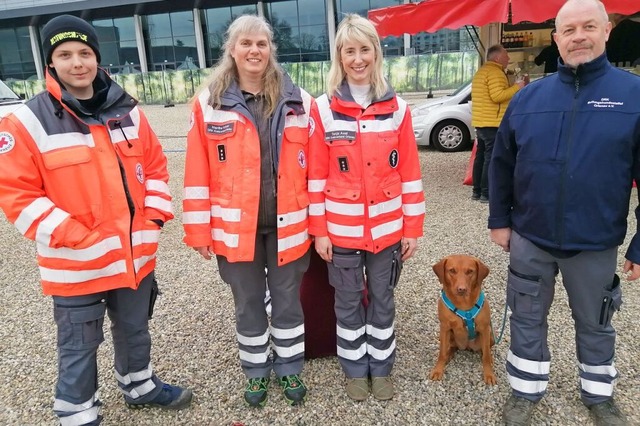 Mitglieder der Rettungshundestaffel Ortenau  mit einem ihrer Lebensretter.  | Foto: Winfried Kninger