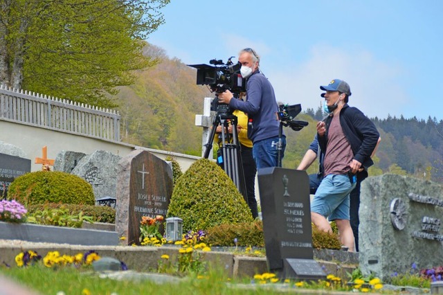 Den Fernsehkrimi &#8222;Der Gesang der...am 2021 auf dem Friedhof in Hofsgrund.  | Foto: Sebastian Heilemann
