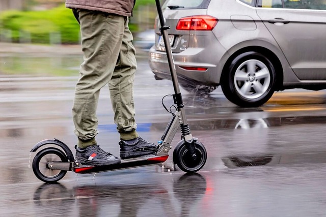 Auch E-Scooter brauchen eine Versicherungsplakette. (Symbolbild)  | Foto: Christoph Soeder (dpa)