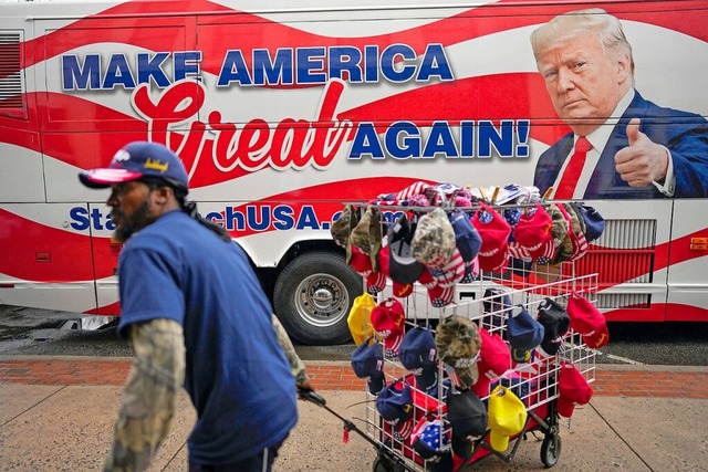 Bevor der Kandidat auftaucht, machen d...iebt: die Baseballkappe mit US-Flagge.  | Foto: Mike Stewart (dpa)