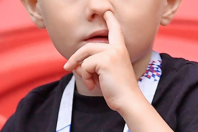 Kinder genieren sich nicht beim Nase bohren.  | Foto: Marius Becker (dpa)