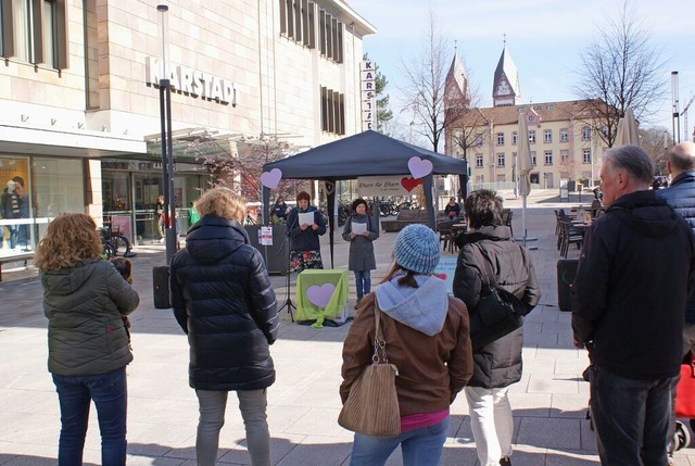 Die kleine Kundgebung am Samstag auf dem Lindenplatz von Betroffenen.  | Foto: Carola Bruhier agoodStory