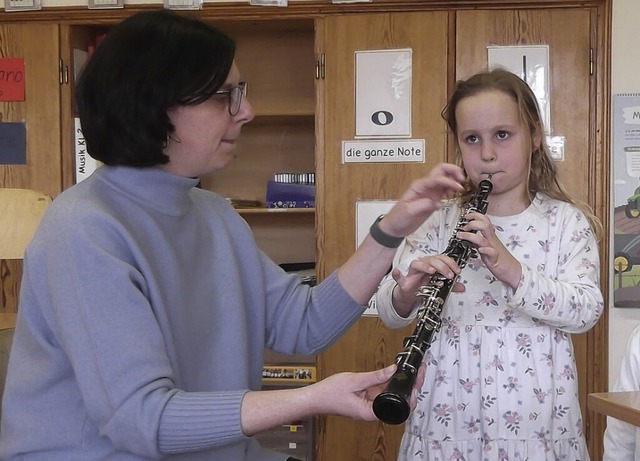 Sabrina Scheuble zeigt Maren Jens die Oboe.  | Foto: Gertrud Rittner